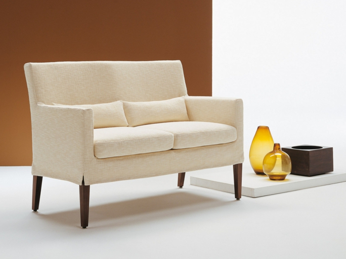 kleines-Sofa-Textil-Polster-beige-Farbe-italienisches-Design-stilvolle-Vasen