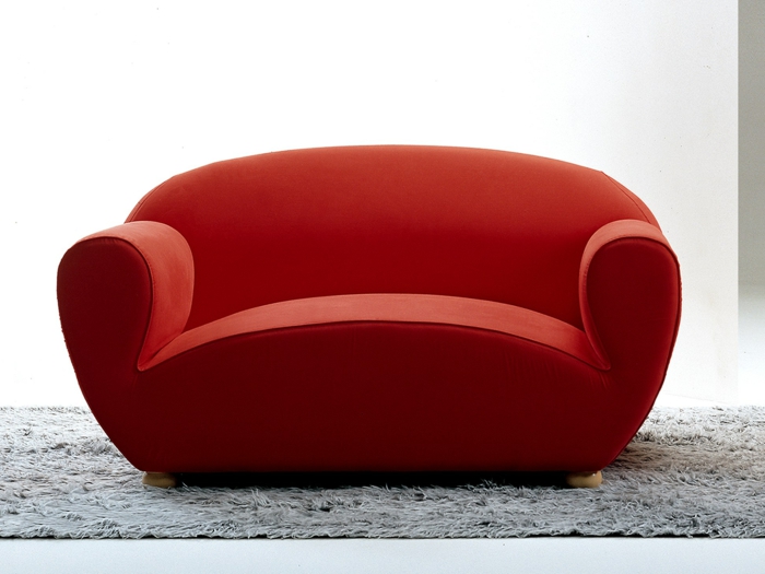 kleines-sympatisches-Sofa-rot-kokett-schick-italienisches-Design-flaumiger-grauer-Teppich