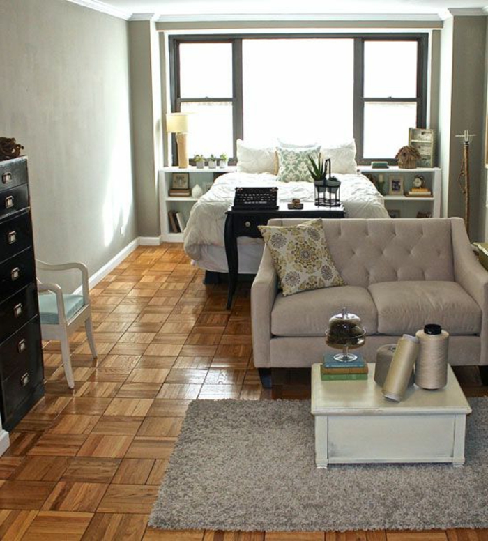 schlichtes-Interieur-graue-Couch-klein-praktisch-Platz-sparend