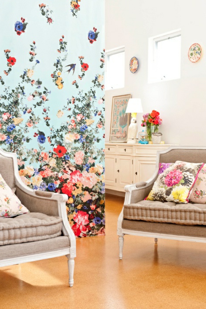 Wohnzimmer-Tapeten-florale-Motive-beige-Sofas.aristokratisches-Modell