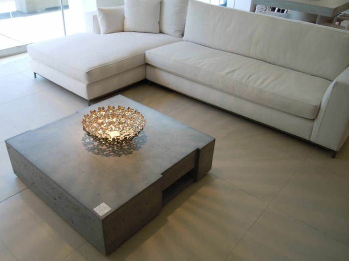 couchtisch-aus-beton-weißes-modell-von-sofa