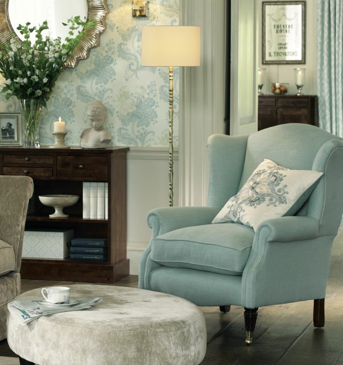 elegantes-Interieur-Minze-Farbe-Sessel-moderne-Tapeten-Stehlampe