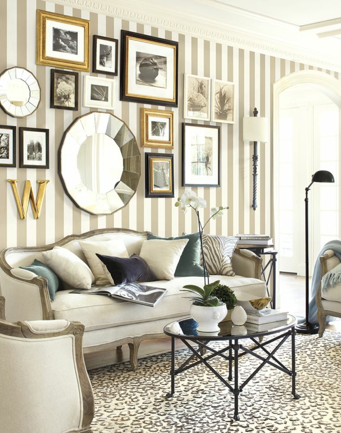 elegantes-Interieur-beige-viele-Fotos-schwarze-Stehlampe-Orchidee-Tapeten-Streifen-modisches-Muster