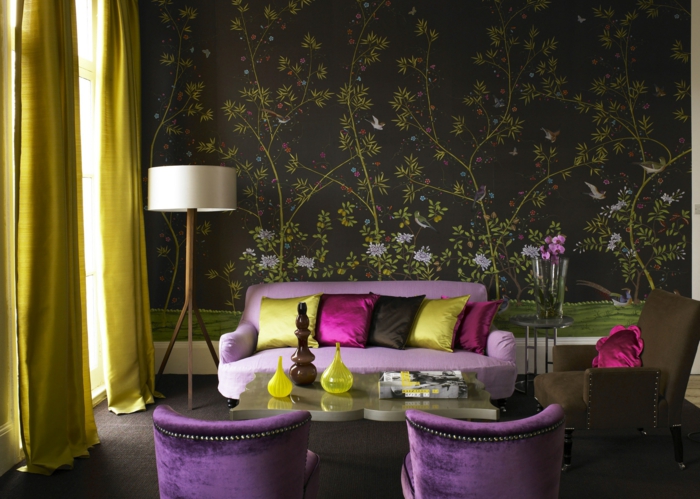 extravagantes-Interieur-grelle-Farben-Satin-Samt-Sessel-Kissen-Designer-Tapeten-schwarzer-Hintergrund-florale-Motive
