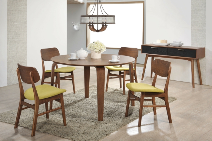 gemütliche-Esszimmer-Gestaltung-moderne-Möbel-runder-Tisch-Stühle-gelbe-Sitze-Polster-zärtliche-Blumen-vintage-Kronleuchter