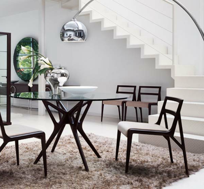 gläserner-Esstisch-rund-Stühle-modernes-Design-flaumiger-Teppich-elegantes-Interieur