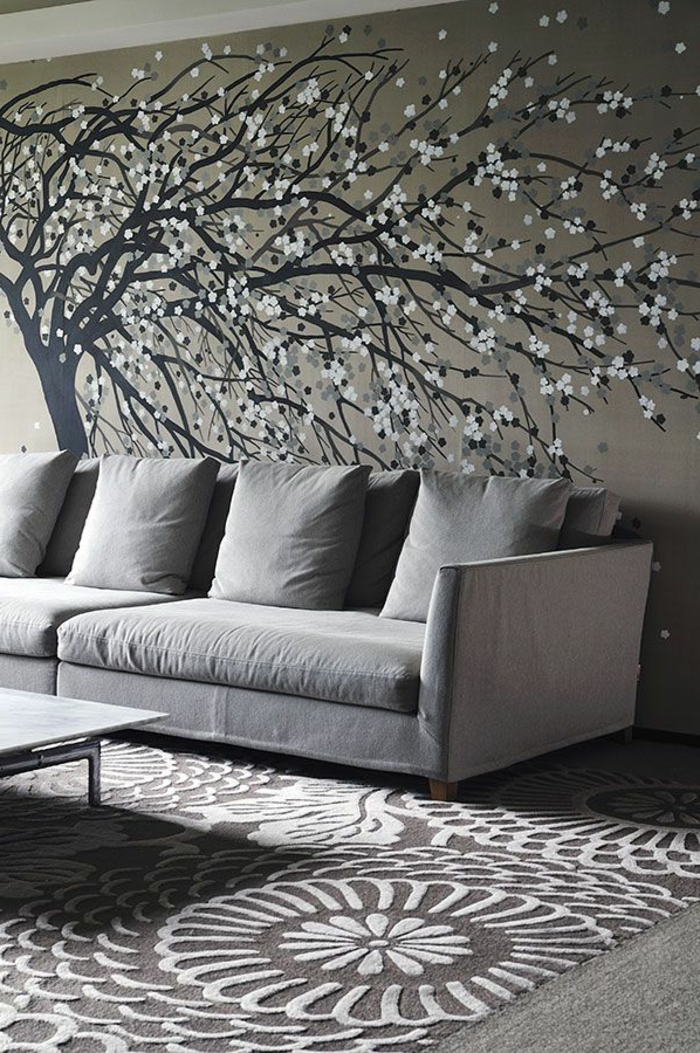 graues-Interieur-bequemes-Sofa-Tapeten-Baum-Zeichnung-japanische-Motive-schick-modern