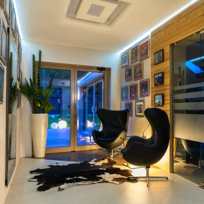 indirekte-beleuchtung-fürs-wohnzimmer-schwarze-sessel