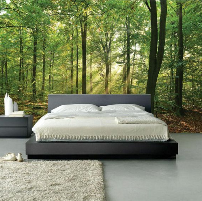 kretive-Idee-Wohnzimmer-Fototapete-Wald-großes-Bett-minimalistische-Einrichtung