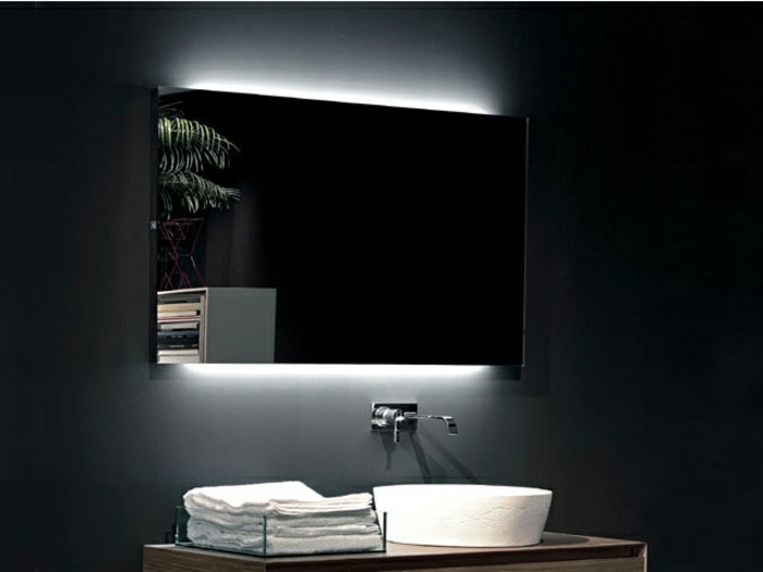 led-indirekte-beleuchtung-für-baedzimmer-schwarz-wand-hinter-dem-spiegel