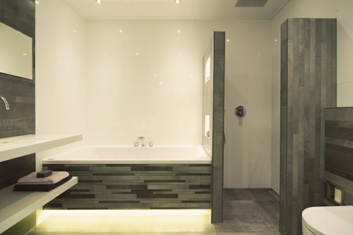 led-indirekte-beleuchtung-für-baedzimmer-unter-badewanne