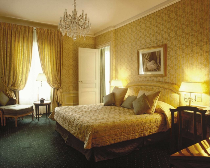 luxuriöses-Schlafzimmer-Interieur-weiche-Farbschemen-aristokratisches-Aussehen-Designer-Tapeten