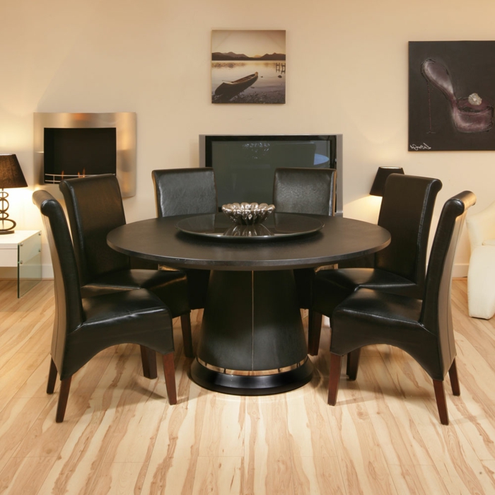 stilvolles-Interieur-schwarze-Möbel-runder-Tisch-Leder-Stühle-fein-exquisit
