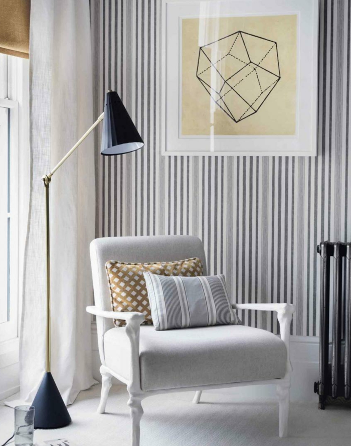 Wohnzimmer-aristokratisches-Interieur-schlichtes-Modell-vintage-Tapete-Streifen-graue-Nuancen-eleganter-Sessel-große-Leselampe