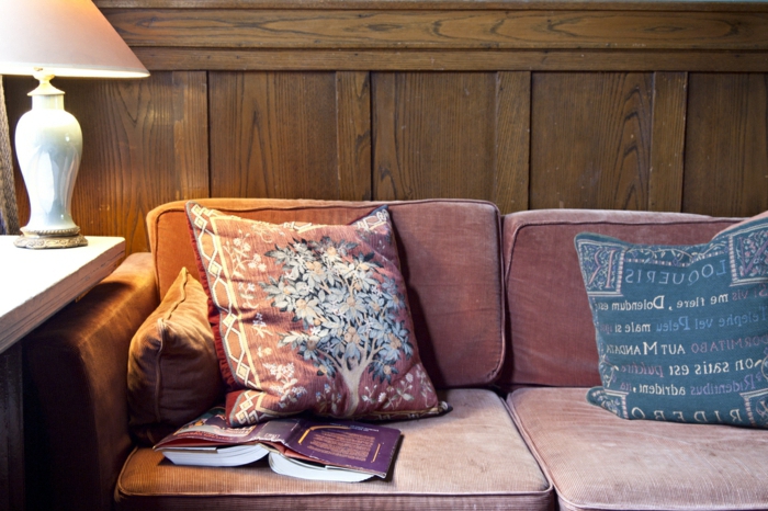 bequemes-Sofa-vintage-Interieur-elegante-leseleuchte