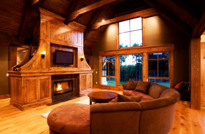 braunes-halbrundes-Sofa-Samt-Kamin-stilvolles-Interieur-Holz