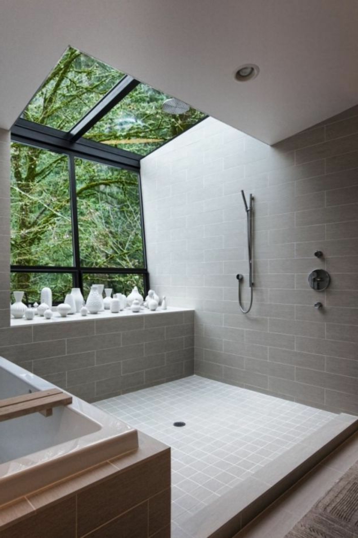 dekoideen-Badezimmer-Porzellan-Vasen-große-Fenster