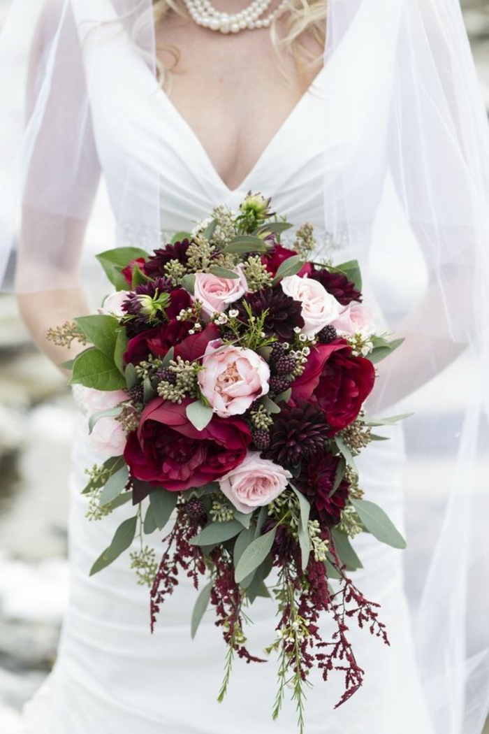 elegante-Braut-romantischer-Strauß-rosa-Rosen-rote-Pfingstrosen