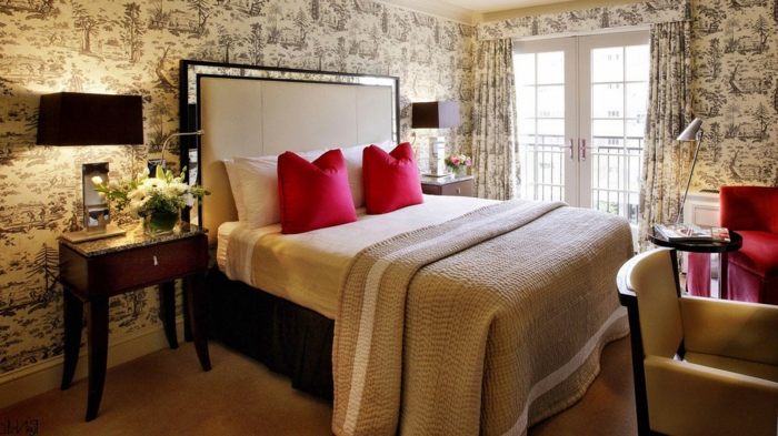 elegantes-Schlafzimmer-king-size-bett-rote-Kissen-und-Sessel-vintage-Tapeten-Gardinen-mit-dem-gleichen-Muster