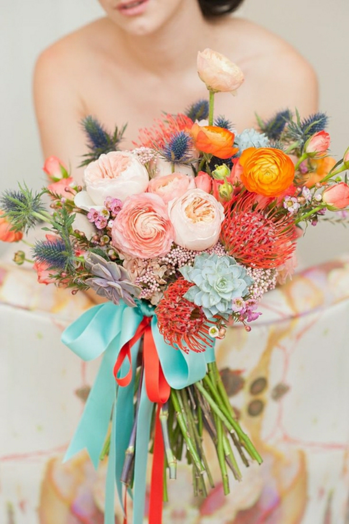 frisches-Blumen-Arrangement-für-Hochzeit-Brautstrauß-grelle-sommerliche-Farben
