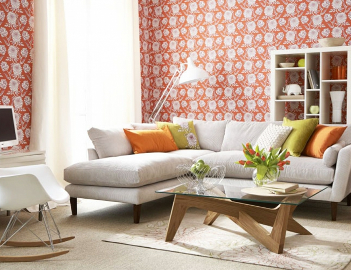 gemütliches-Wohnzimmer-vintage-Tapeten-orange-Grundfarbe-weiße-florale-Motive