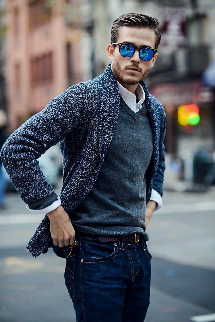 grauer-Herren-Pullover-gestrickte-Jacke-Jeans-blaue-Sonnenbrille