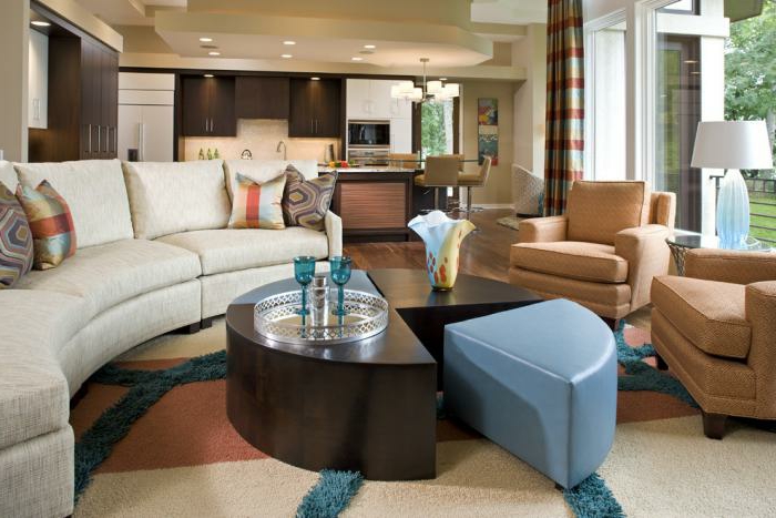 halbrundes-Sofa-Creme-Farbe-Sessel-blauer-Hocker-Leder-elegantes-Interieur