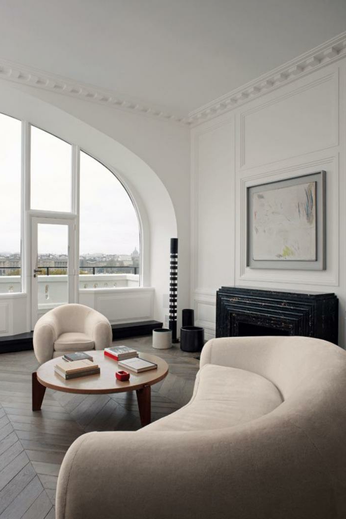 halbrundes-Sofa-beige-Farbe-Sessel-minimalistische-Einrichtung