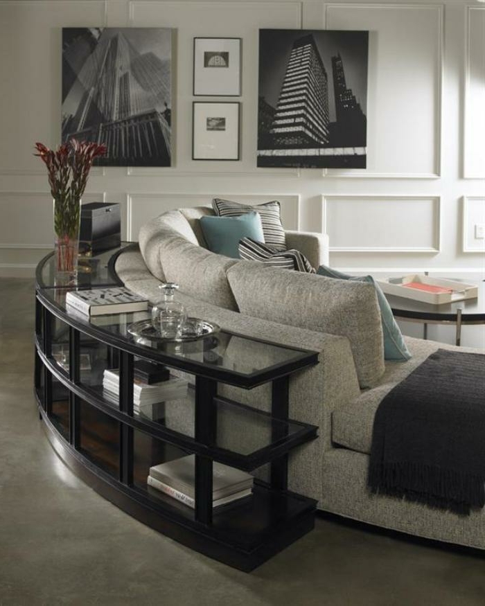 halbrundes-Sofa-graue-Farbe-viele-Kissen-schlichtes-Interieur