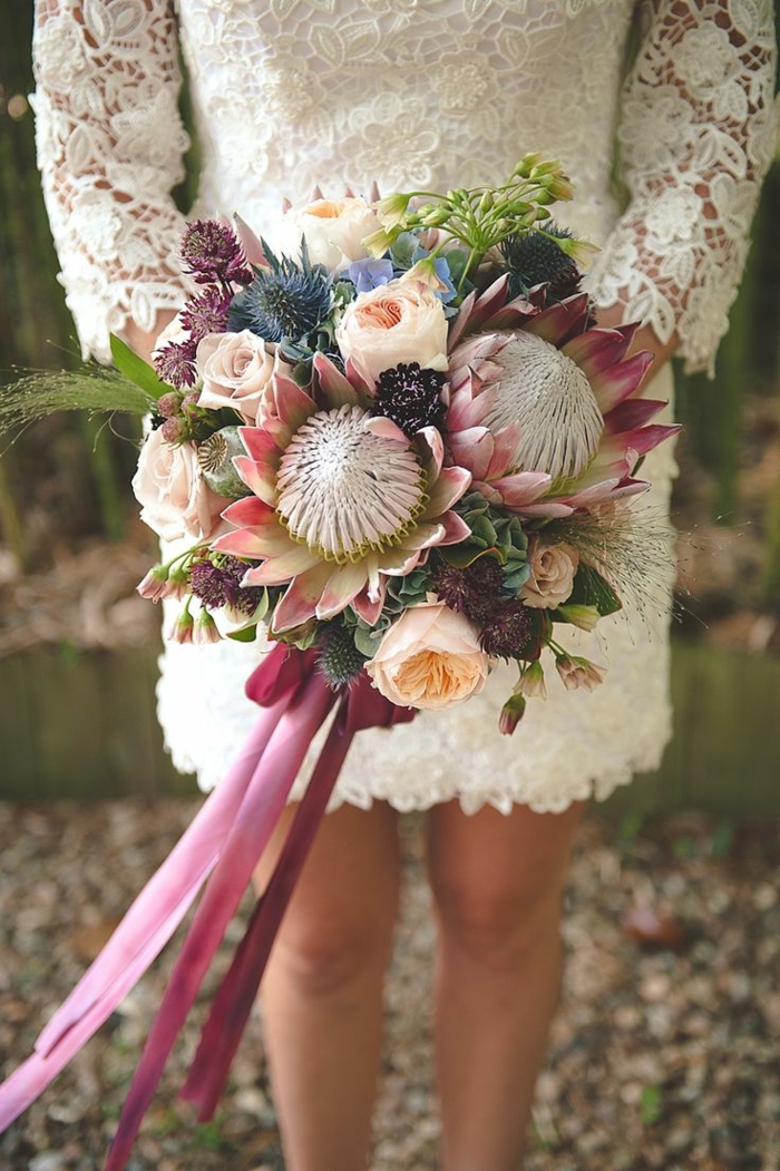 kurzes-Brautkleid-Spitze-Ärmel-Brautstrauß-schöne-originelle-Blumen