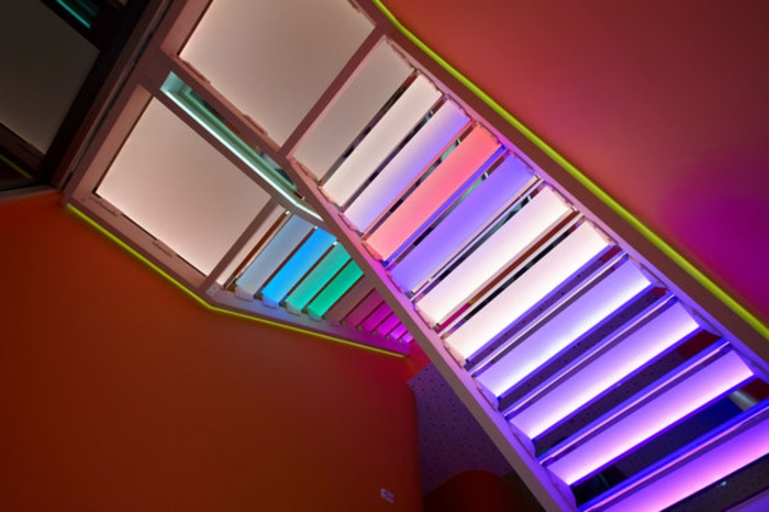 led-treppenbeleuchtung-regenbogen-farben-interessantes-aussehen