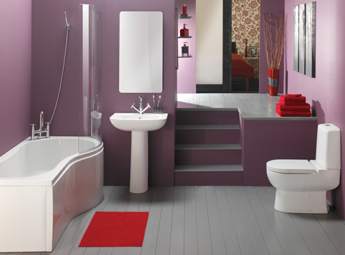 lila-Badezimmer-Interieur-schlichte-deko-ideen-extravagante-Vase