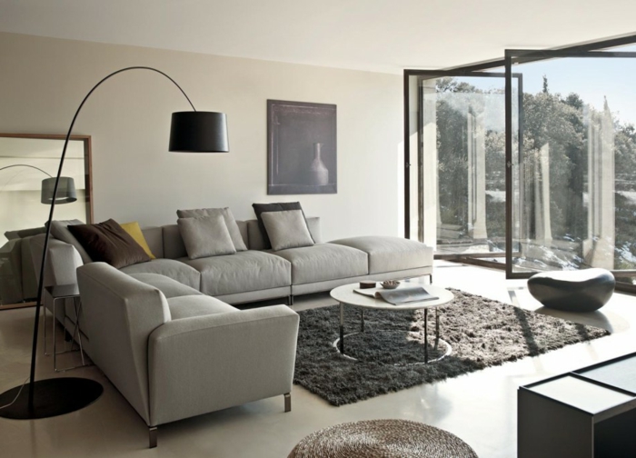 minimalistische-Einrichtung-graues-Interieur-schwarze-leseleuchte