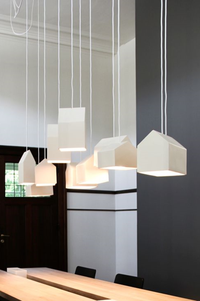 minimalistisches-Esszimmer-Interieur-schöne-weiße-Designer-Leuchten