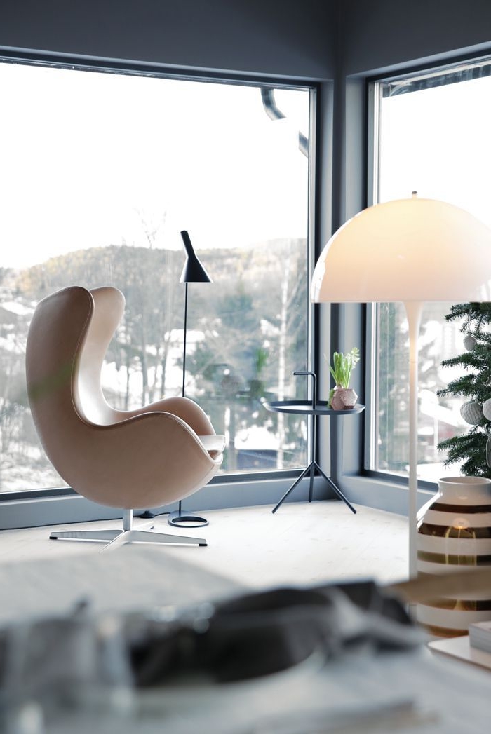 modernes-Interieur-feiner-Sessel-Designer-Leuchten-Stehlampen