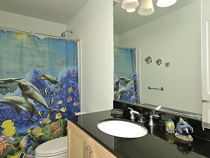 schlichtes-Badezimmer-Interieur-diy-deko-Vorhang-Meermotive-Delphine