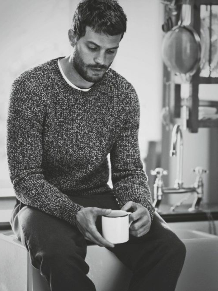 schwarz-weißes-Foto-Jamie-Dornan-Kaffee-trinkend-warmer-Pullover