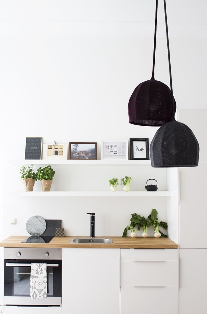 skandinavisches-Küchen-Interieur-weiße-minimalistische-Einrichtung-einzigartige-Designer-Lampen-schwarz