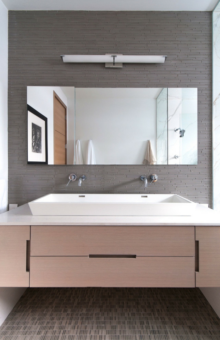 spiegelschrank-bad-mit-beleuchtung-innovatives-design-badezimmer