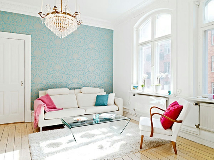 weißes-Wohnzimmer-Interieur-vintage-tapete-blaue-Farbe