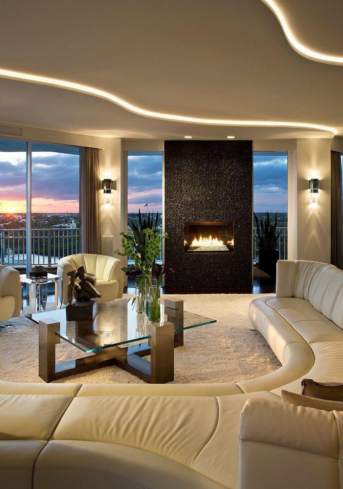 xxl-couch-beige-Leder-halbrund-Kamin-stilvolles-Wohnzimmer-Interieur