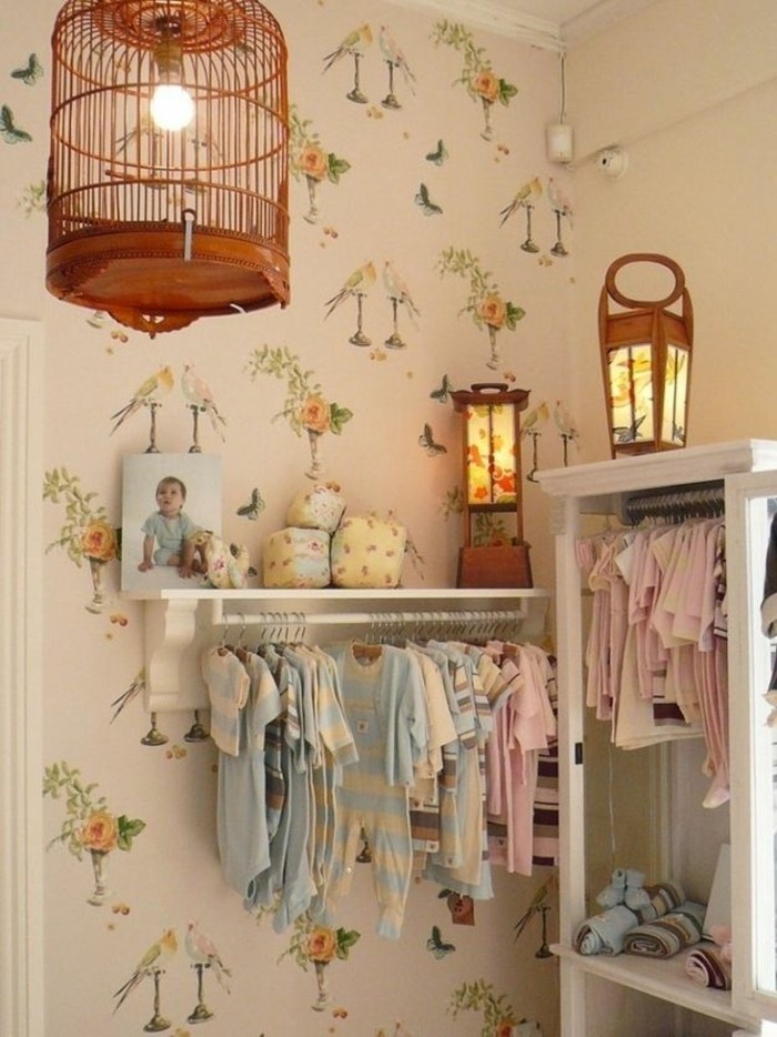 Babyzimmer-Kleiderschrank-Babykleider-interessante-Leuchten-ausgefallene-wanddeko-bunte-tapeten-mit-floralen-Motiven