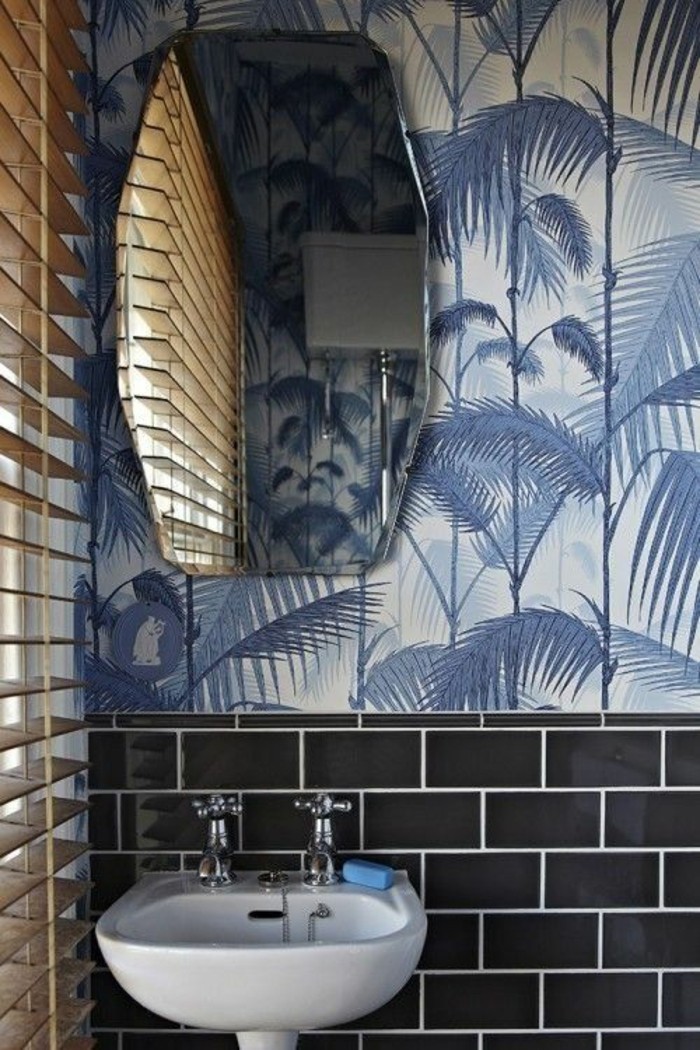 Badezimmer-Interieur-schwarze-Fliesen-bunte-tapeten-Palmen-Muster