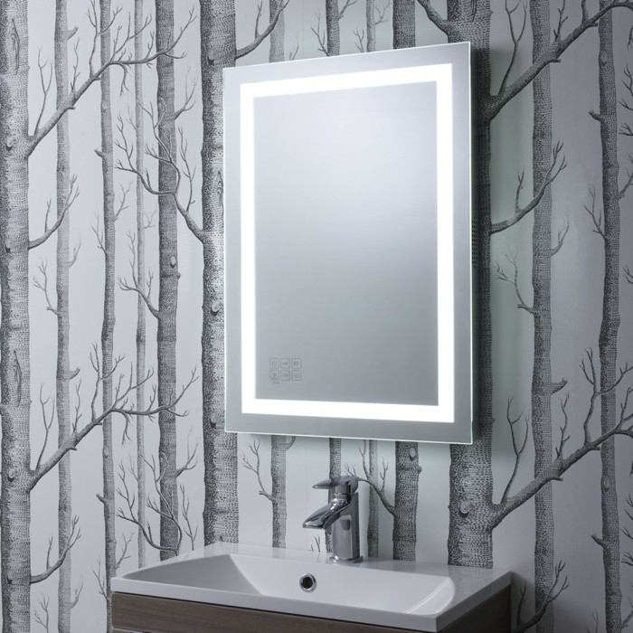 Badezimmer-mit-stilvollen-Tapeten-Bäume-Motive-spiegel-mit-led-beleuchtung-Badspiegel-mit-Beleuchtung