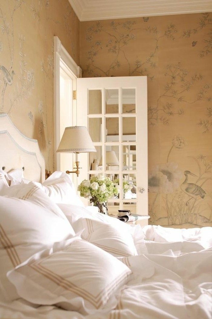 Schlafzimmer-in-Pastellfarben-weiße-Bettwäsche-natural-aussehendes-tapeten-muster