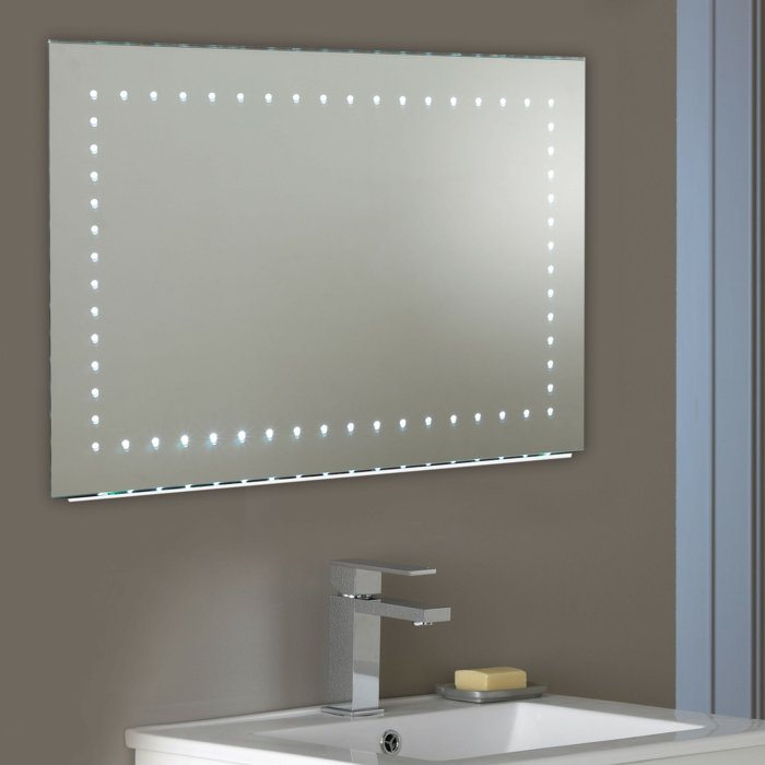 attaktives-Modell-Badspiegel-mit-Beleuchtung-leuchtende-Punkte