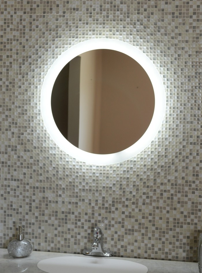elegantes-Badezimmer-Interieur-Mosaik-runder-led-badezimmerspiegel