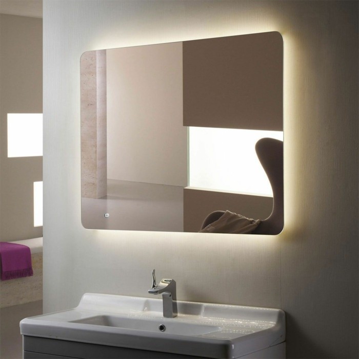 elegantes-Badzimmer-Interieur-beleuchteter-spiegel