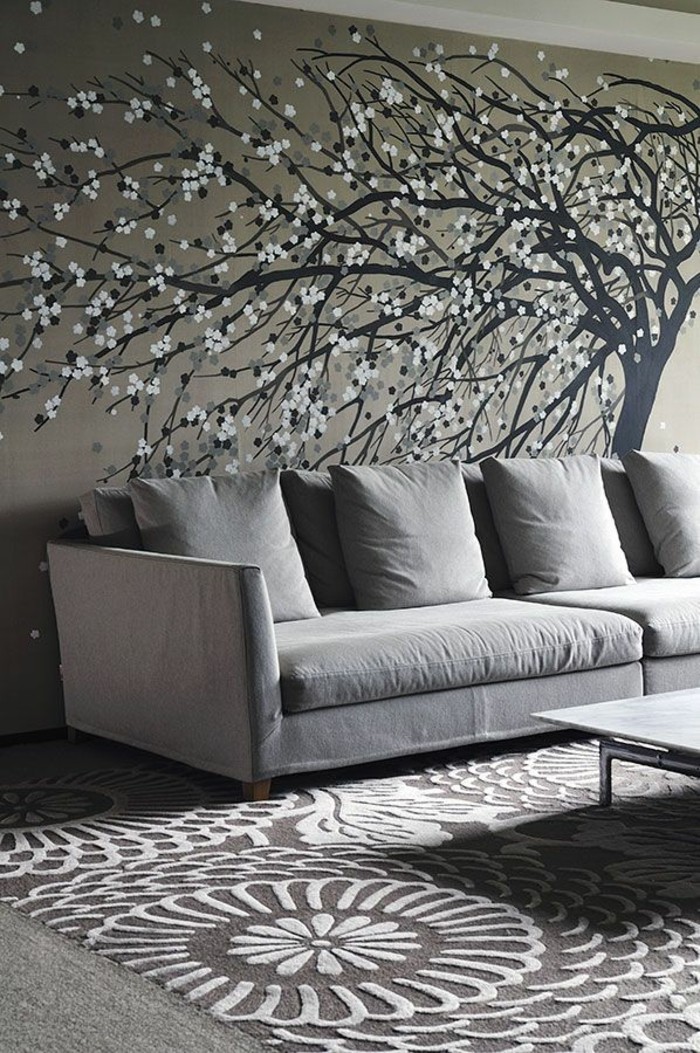 elegantes-Wohnzimmer-Interieur-graue-Nuancen-interessantes-Teppich-Muster-coole-Wandgestaltung-schöne-tapeten