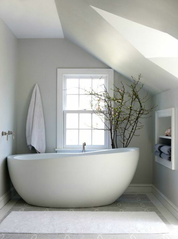 kleines-Badezimmer-modernes-Interieur-ovale-Badewanne